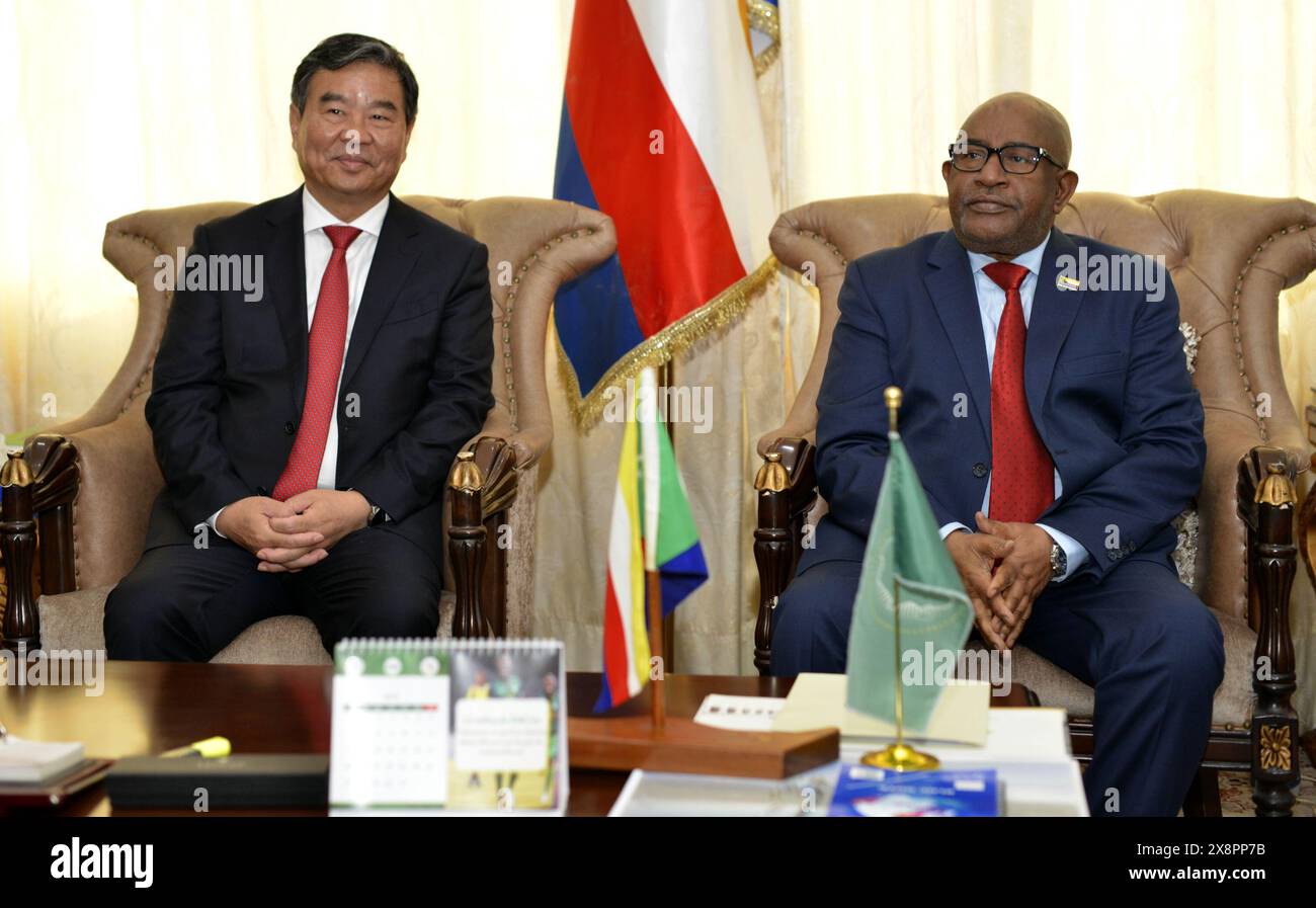 (240527) -- MORONI, 27 maggio 2024 (Xinhua) -- il presidente delle Comore Azali Assoumani (R) incontra He Baoxiang, inviato speciale del presidente cinese Xi Jinping, anche vicepresidente del Comitato nazionale della Conferenza consultiva politica del popolo cinese, a Moroni, capitale delle Comore, 25 maggio 2024. Su invito del presidente Azali Assoumani delle Comore, l'inviato speciale del presidente cinese Xi Jinping He Baoxiang ha partecipato all'inaugurazione di Azali qui domenica. (Palazzo presidenziale delle Comore/handout via Xinhua) Foto Stock