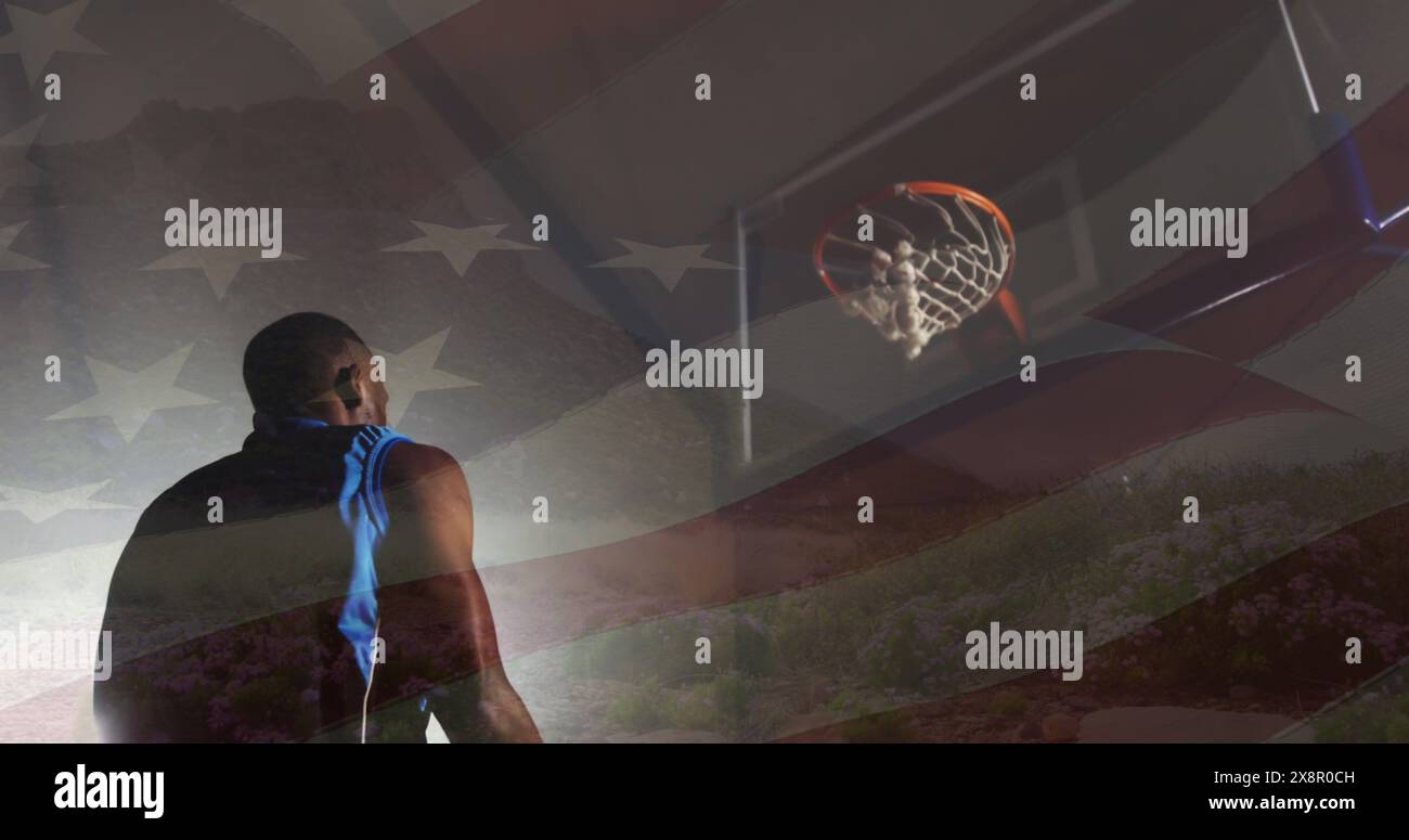 Immagine della bandiera dell'america su un giocatore afroamericano di basket che scatta un colpo Foto Stock