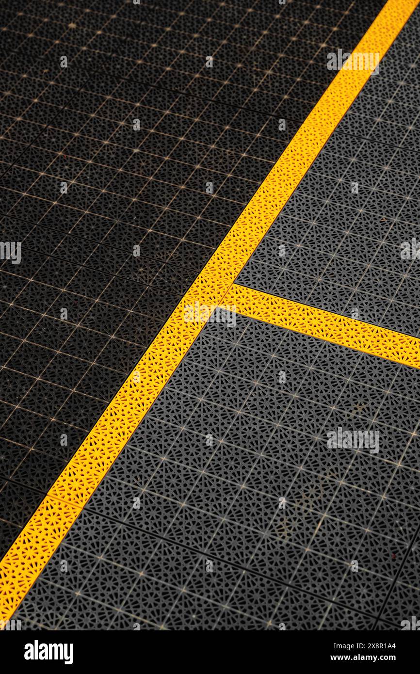 Linee di marcatura gialle, bordi del campo su pavimento in plastica antiscivolo del campo da basket all'aperto, messa a fuoco selettiva Foto Stock