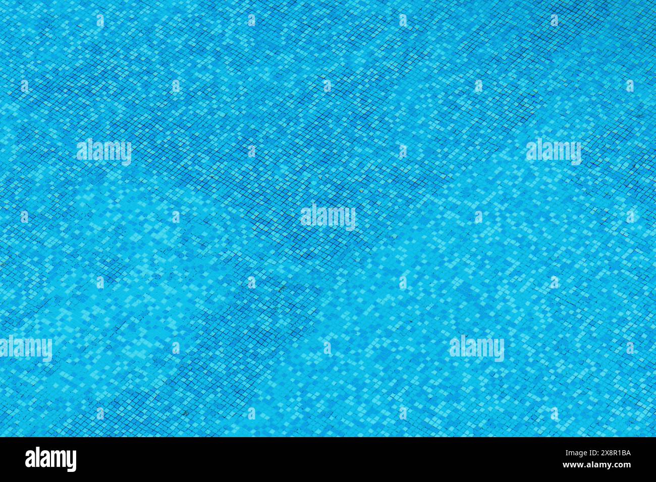 Vista dall'alto dell'acqua pulita della piscina con piastrelle in ceramica blu sul fondo Foto Stock