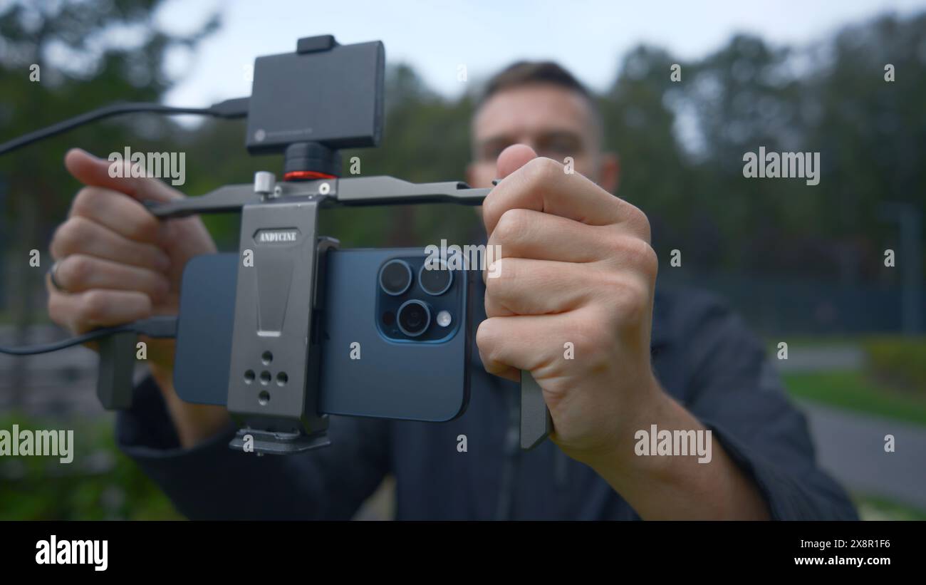 Regno Unito, Londra - 15 settembre 2023: L'uomo spara professionalmente al telefono con stabilizzatore. Azione. Riprese cinematografiche sul nuovo iPhone 15 Pro. Sparare con Foto Stock