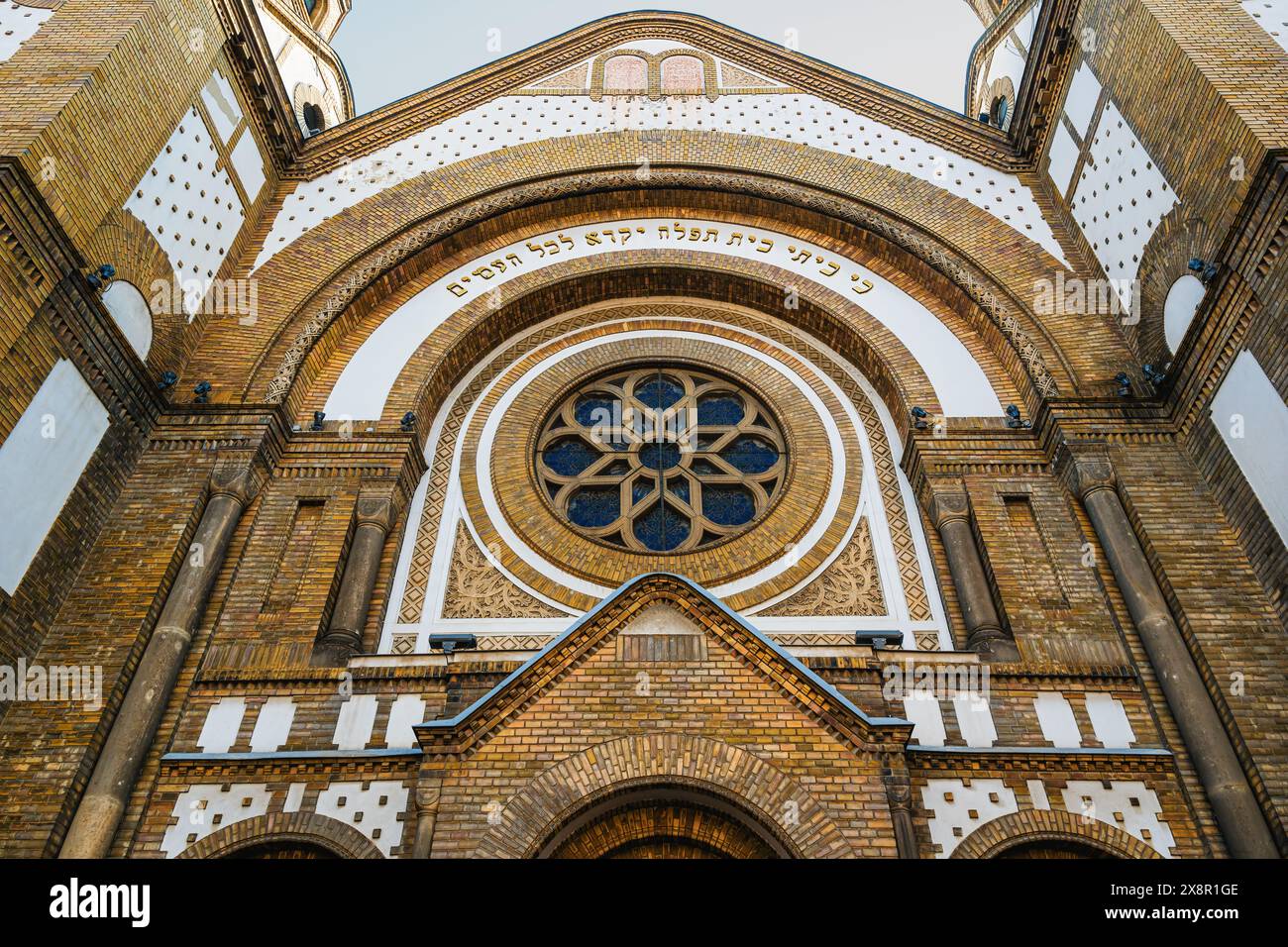 Sinagoga Novi Sad, monumento culturale di eccezionale importanza e patrimonio culturale della Serbia. Costruito dalla comunità ebraica tra il 1905 e il 1909. Foto Stock