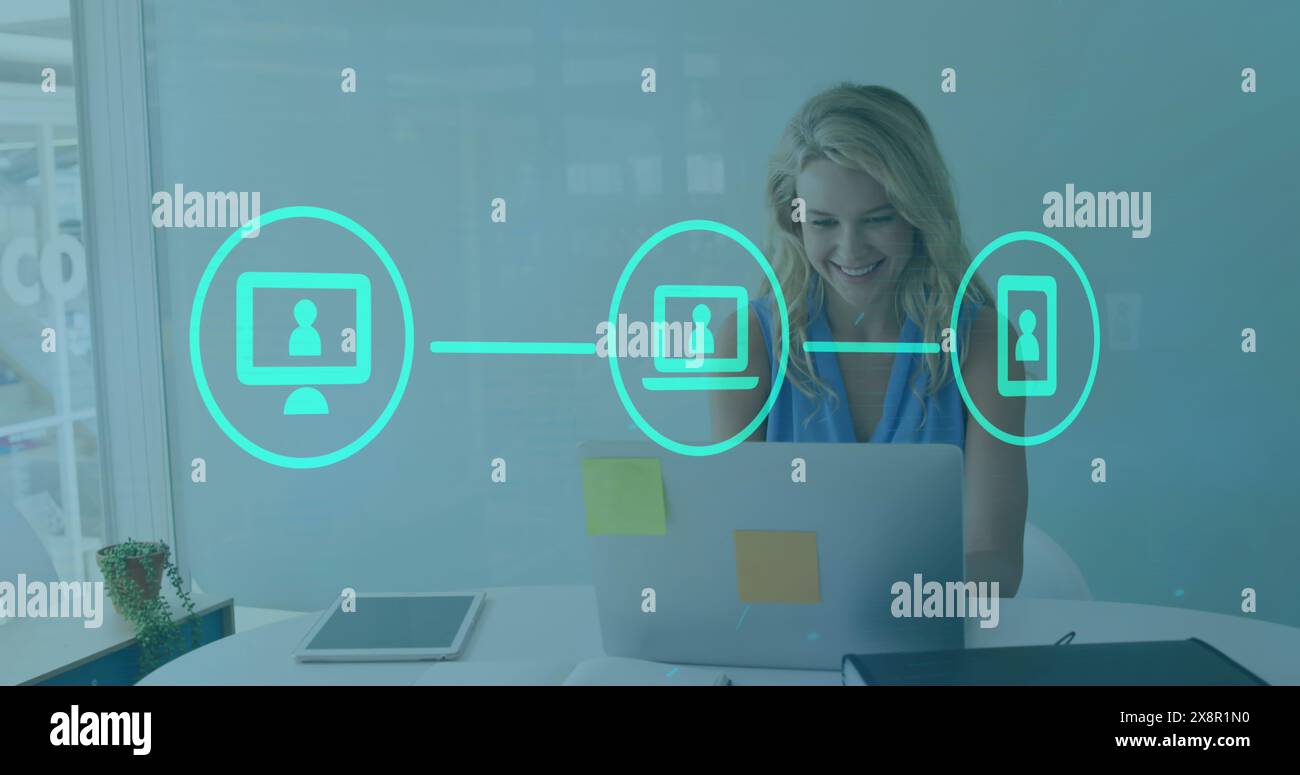 Immagine di laptop, computer, telefono che forma il diagramma di flusso sopra donna caucasica che lavora su laptop Foto Stock