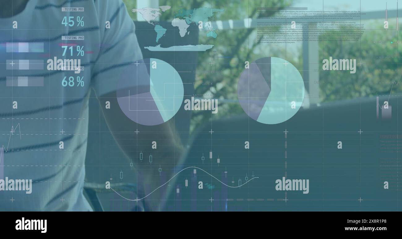 Immagine dell'interfaccia infografica su un uomo d'affari caucasico sorridente che lavora su un notebook Foto Stock