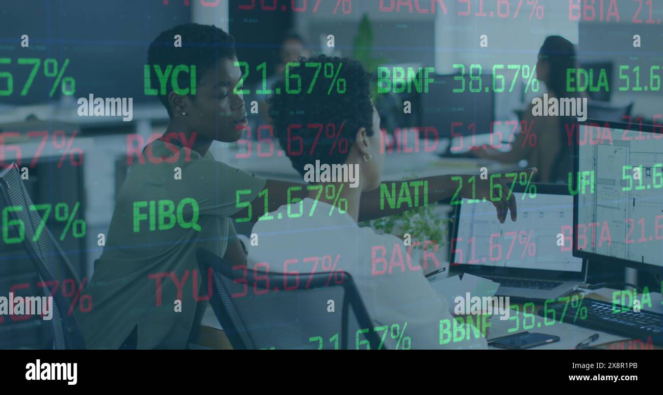 Immagine del trading board su diverse collaboratrici che discutono sul desktop in ufficio Foto Stock