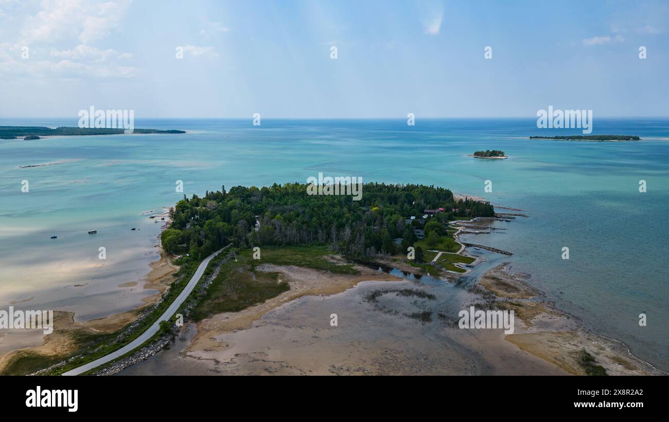Regione costiera lussureggiante dall'alto Foto Stock