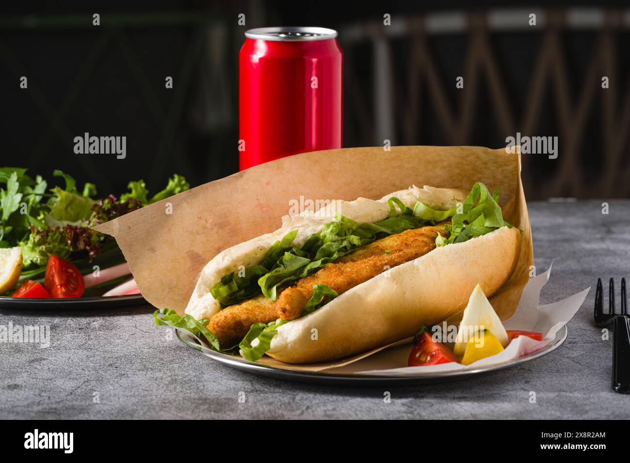 Panino di pesce fritto con verdure sul tavolo di pietra. Nome turco Balik Ekmek Foto Stock