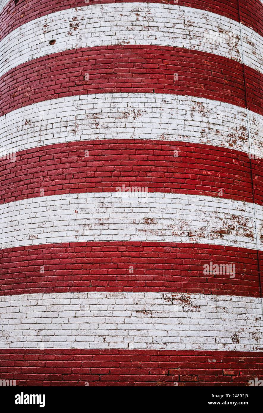 Primo piano di strisce rosse e bianche del faro di Quoddy Head, Maine Foto Stock