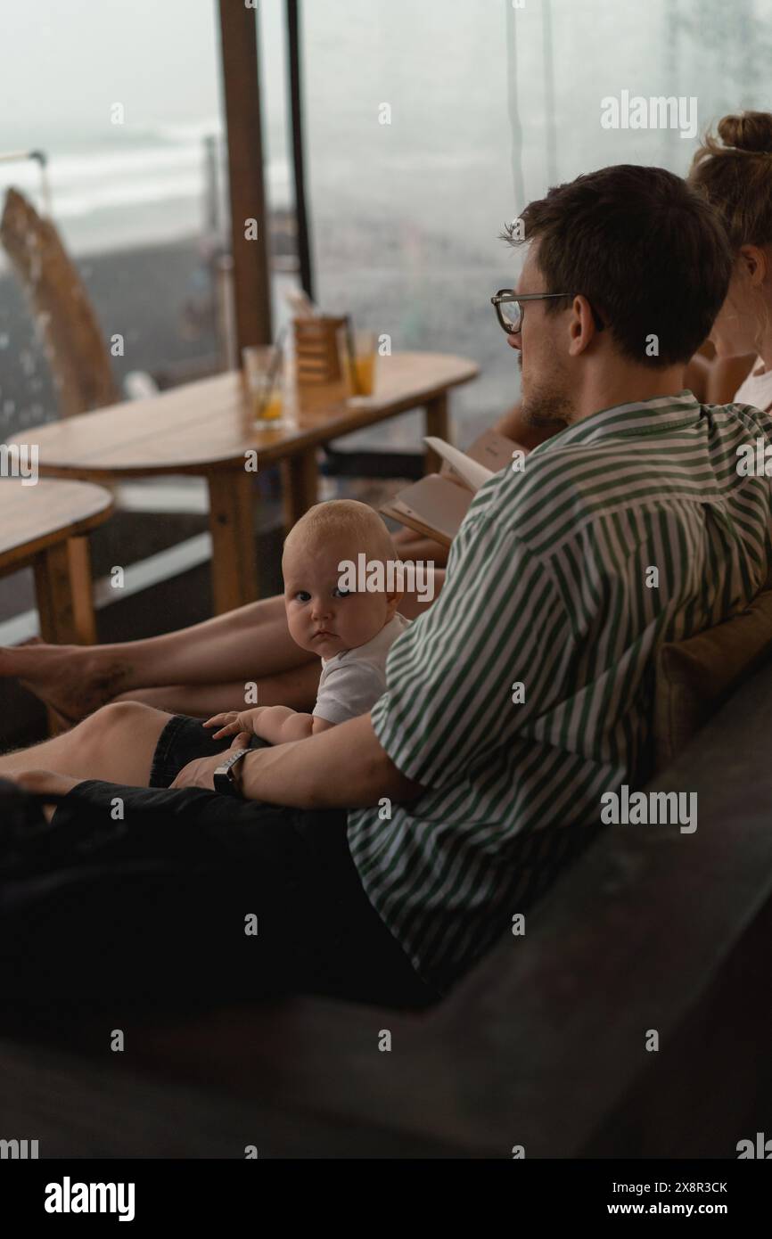 Famiglia con un bambino piccolo in un bar. Foto Stock