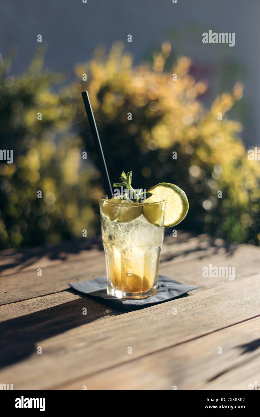 Rinfrescante mojito di mango su un tavolo soleggiato, perfetto rinfresco estivo Foto Stock