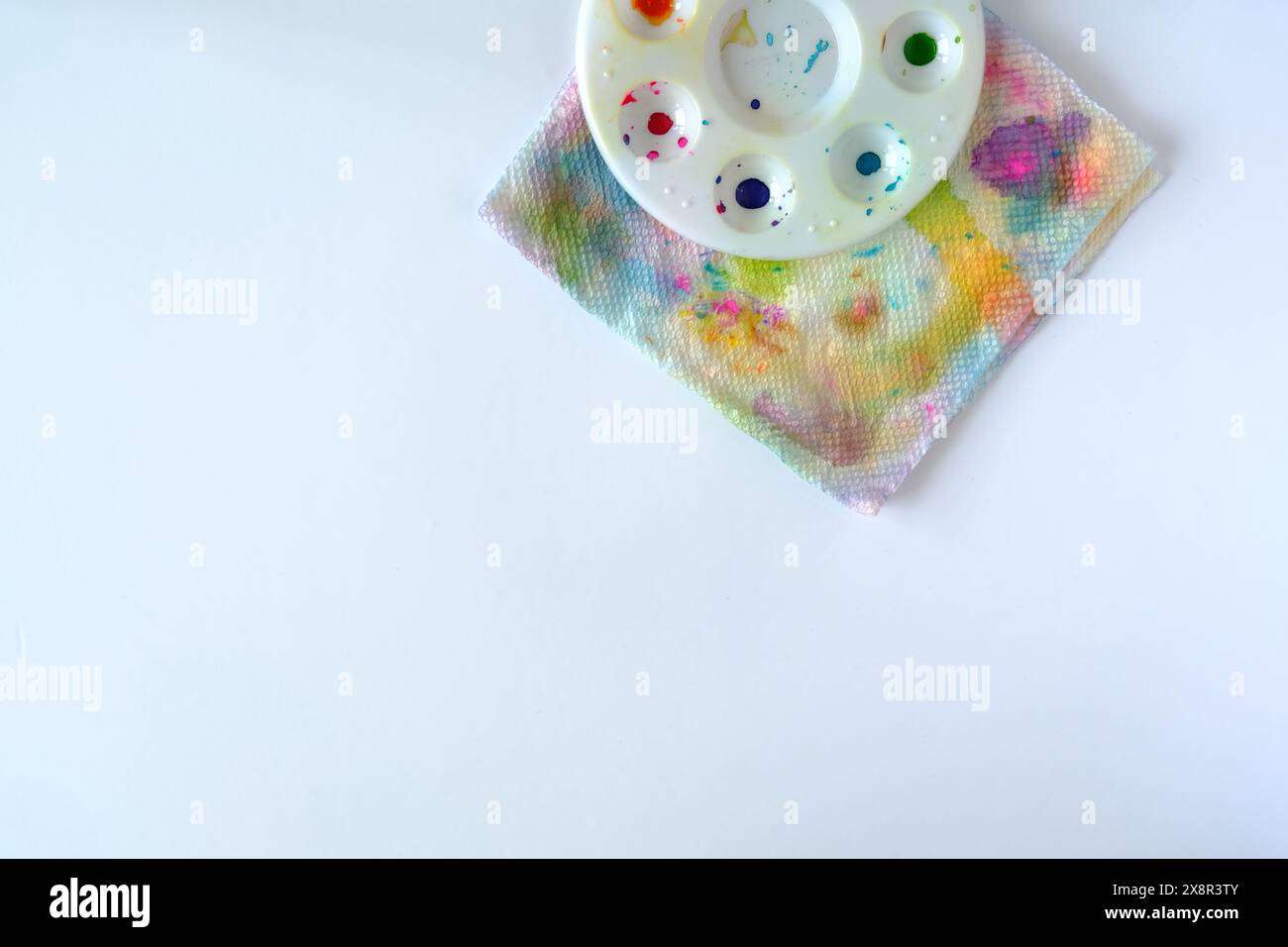 Vibrant Paint Palette e asciugamano con striature di acquerello Foto Stock