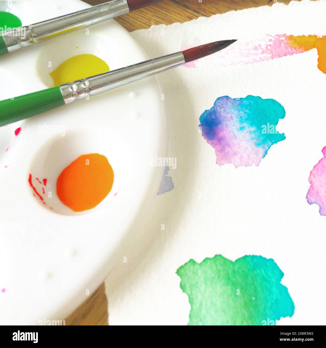 Tavolozza Acquerello luminoso e tela colore sfumato con pennello Foto Stock