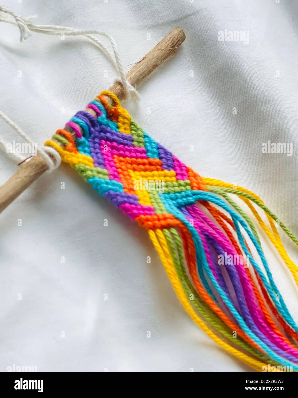 Braccialetto per amicizia Rainbow Macrame, mini appendiabiti Foto Stock
