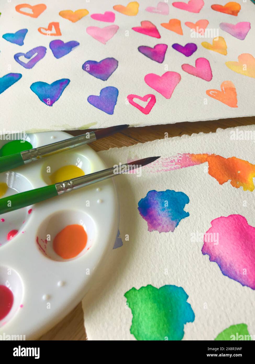 Tavolozza e tele d'arte acquerelli vivaci e vivaci Foto Stock