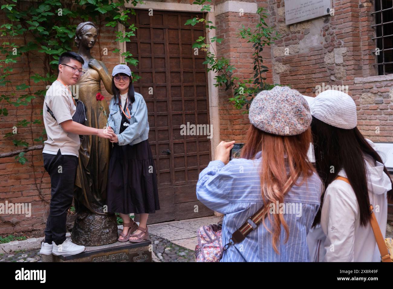 Statua in bronzo di Giulietta presso la Casa di Giulietta, l'ambientazione di Romeo e Giulietta di Shakespeare di Wiliam. Foto Stock