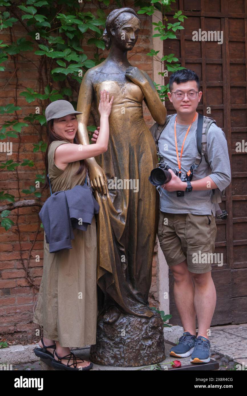 Statua in bronzo di Giulietta presso la Casa di Giulietta, l'ambientazione di Romeo e Giulietta di Shakespeare di Wiliam. Foto Stock