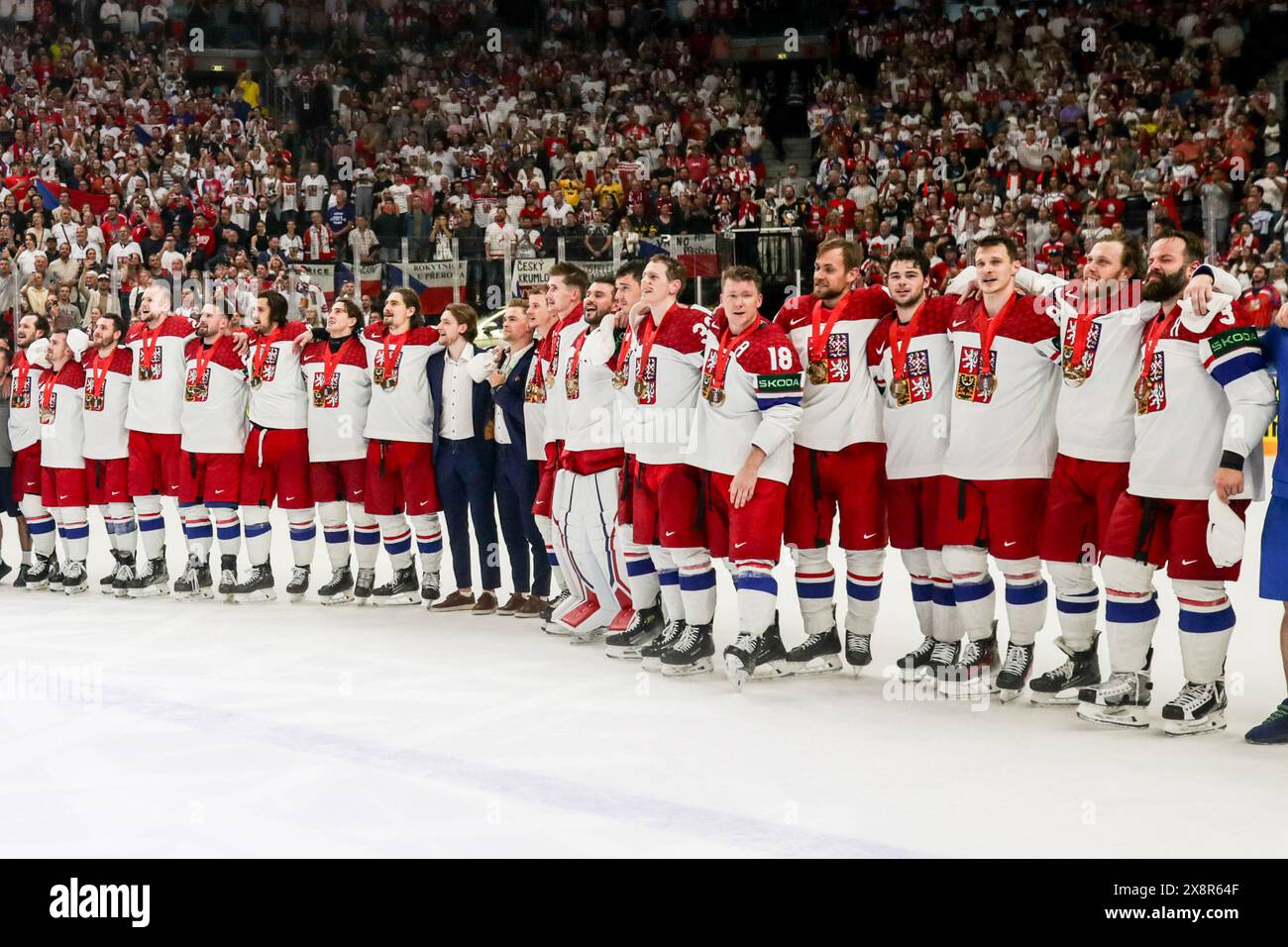 Praga, Repubblica Ceca. 26 maggio 2024. Giocatori cechi visti durante la cerimonia della medaglia del Campionato del mondo di hockey su ghiaccio IIHF 2024 finale tra Svizzera e Cechia all'O2 Arena di Praga. Punteggio finale; Svizzera 0:2 Czechia (foto di Grzegorz Wajda/SOPA Images/Sipa USA) credito: SIPA USA/Alamy Live News Foto Stock