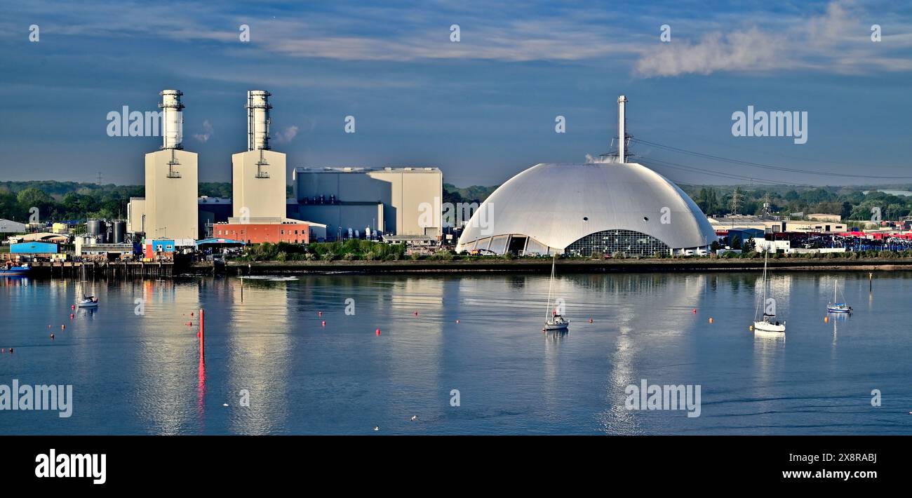 Marchwood Energy Recovery Facility e centrale elettrica accanto a Southampton Water al sole della mattina presto. Foto Stock