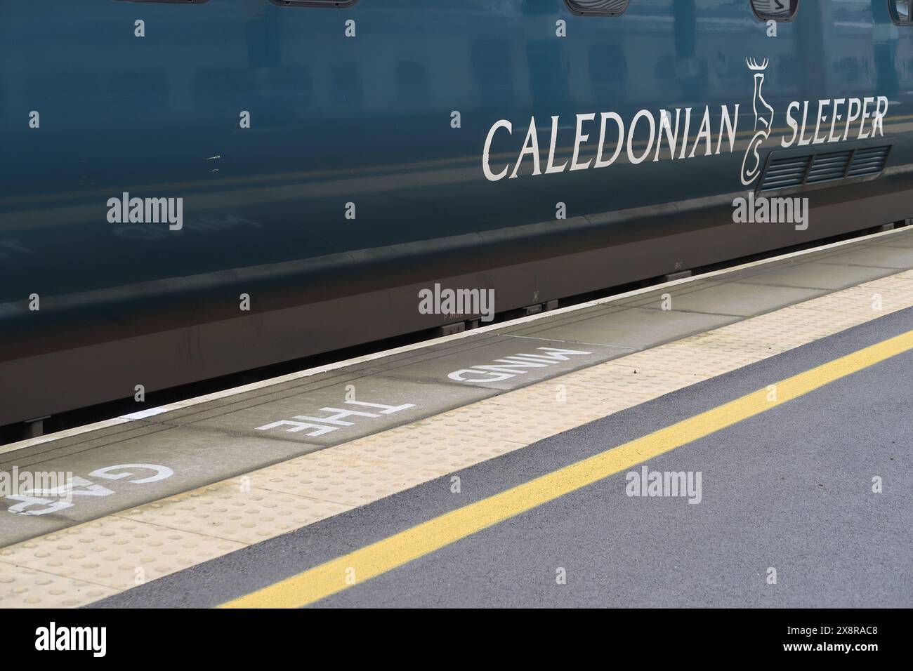 Il cartello Caledonian Sleeper and Mind the Gap sul binario 3 della stazione della Cittadella di Carlisle. Foto Stock