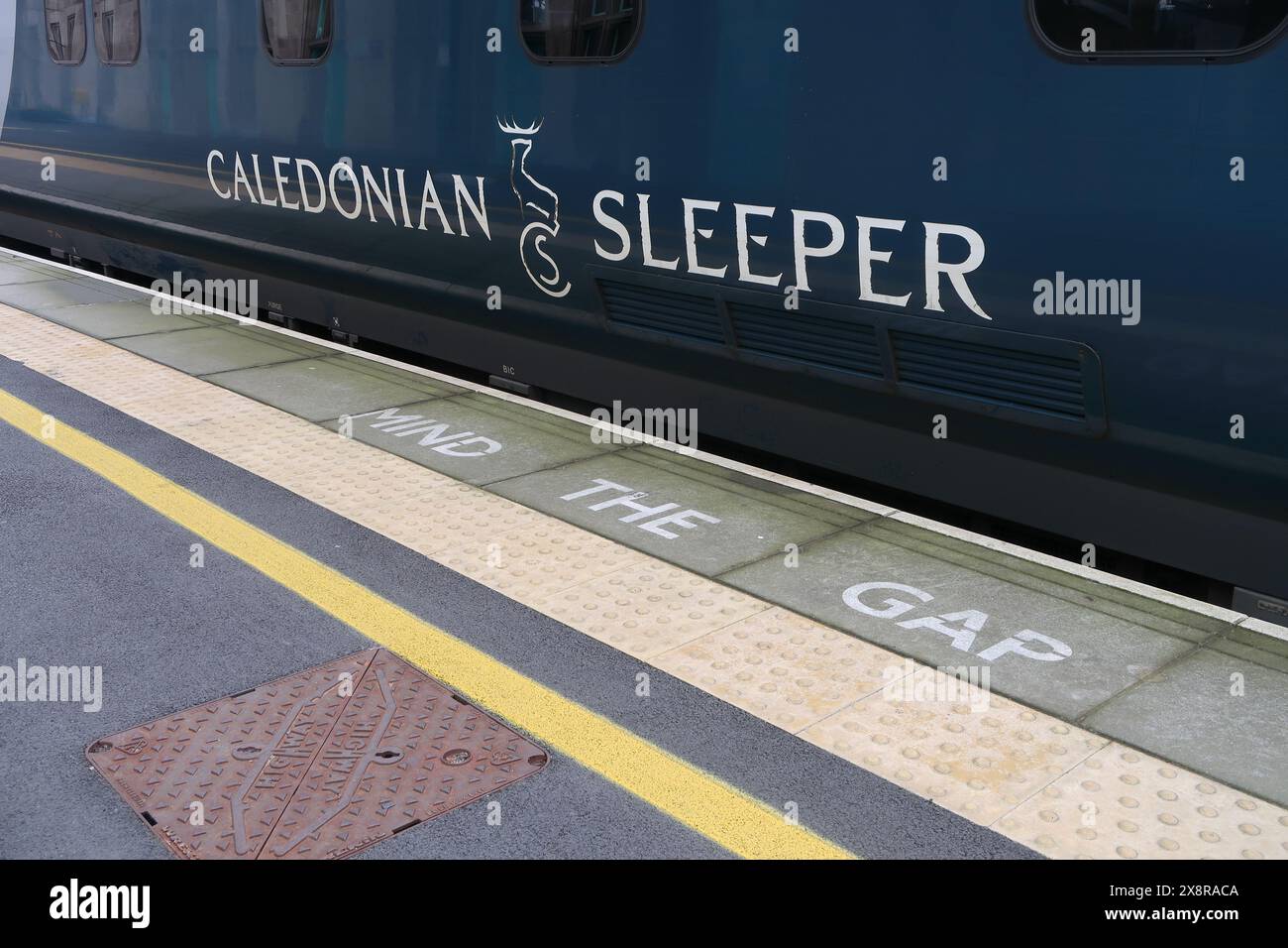 Il cartello Caledonian Sleeper and Mind the Gap sul binario 3 della stazione della Cittadella di Carlisle. Foto Stock