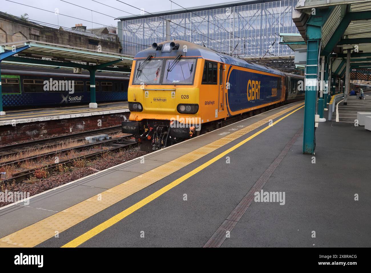 Locomotiva elettrica a doppia tensione BR classe 92 n. 92028 alla stazione di Carlisle Citadel dopo aver trasportato la Caledonian Sleeper da London Euston. Foto Stock