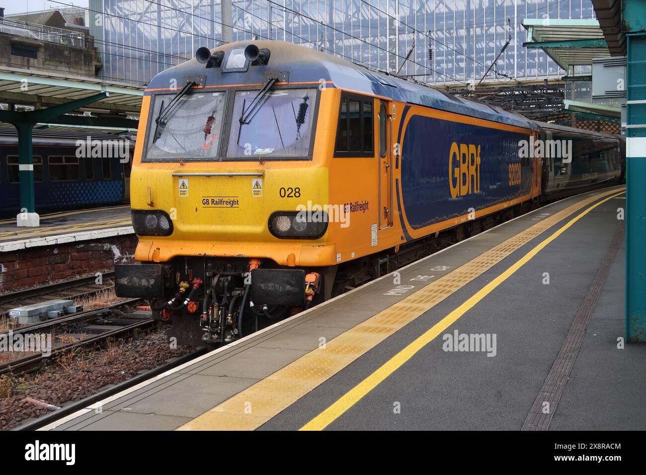 Locomotiva elettrica a doppia tensione BR classe 92 n. 92028 alla stazione di Carlisle Citadel dopo aver trasportato la Caledonian Sleeper da London Euston. Foto Stock