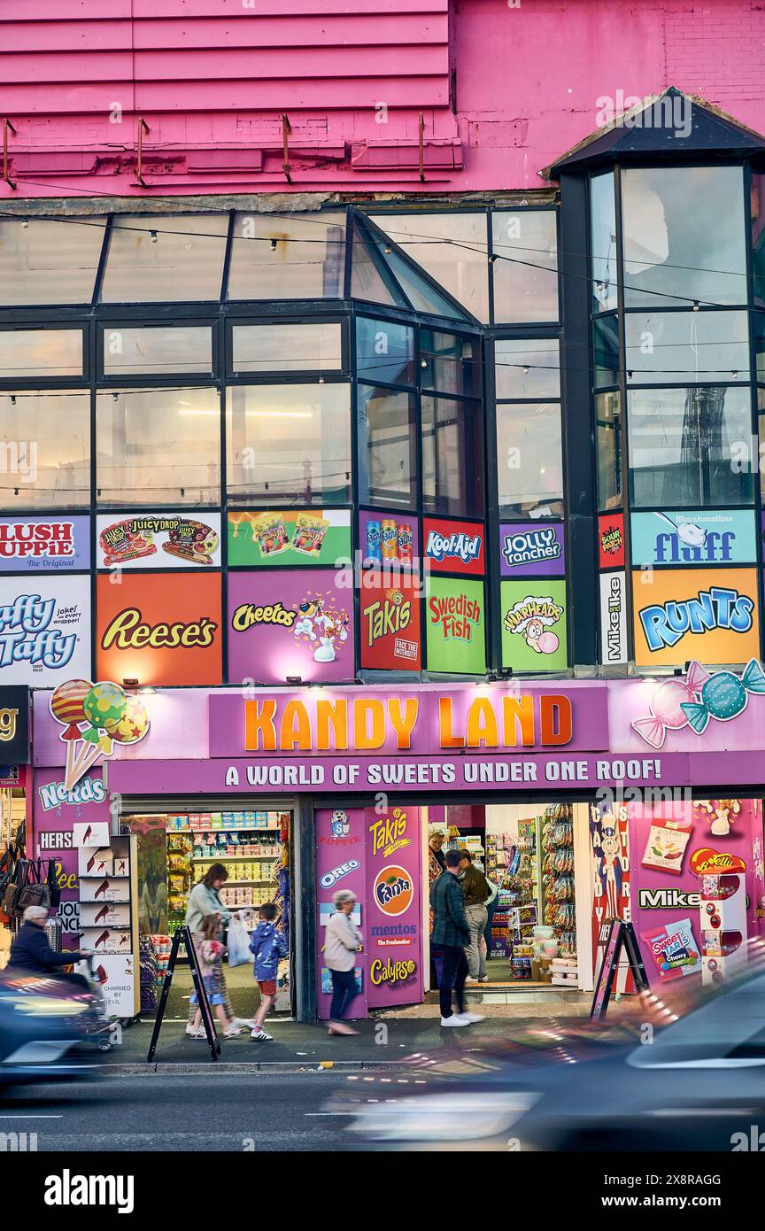 Negozio di dolci e caramelle in un grande edificio rosa sulla Blackpool Promenade Foto Stock