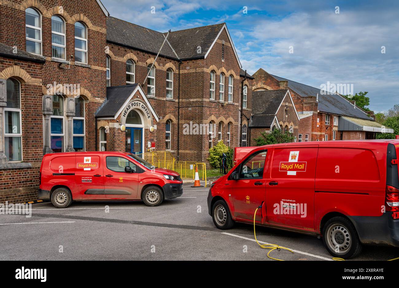 Dorchester, Regno Unito, 15.05.2024, esterno del Royal mail Delivery Office con furgoni postali parcheggiati Foto Stock