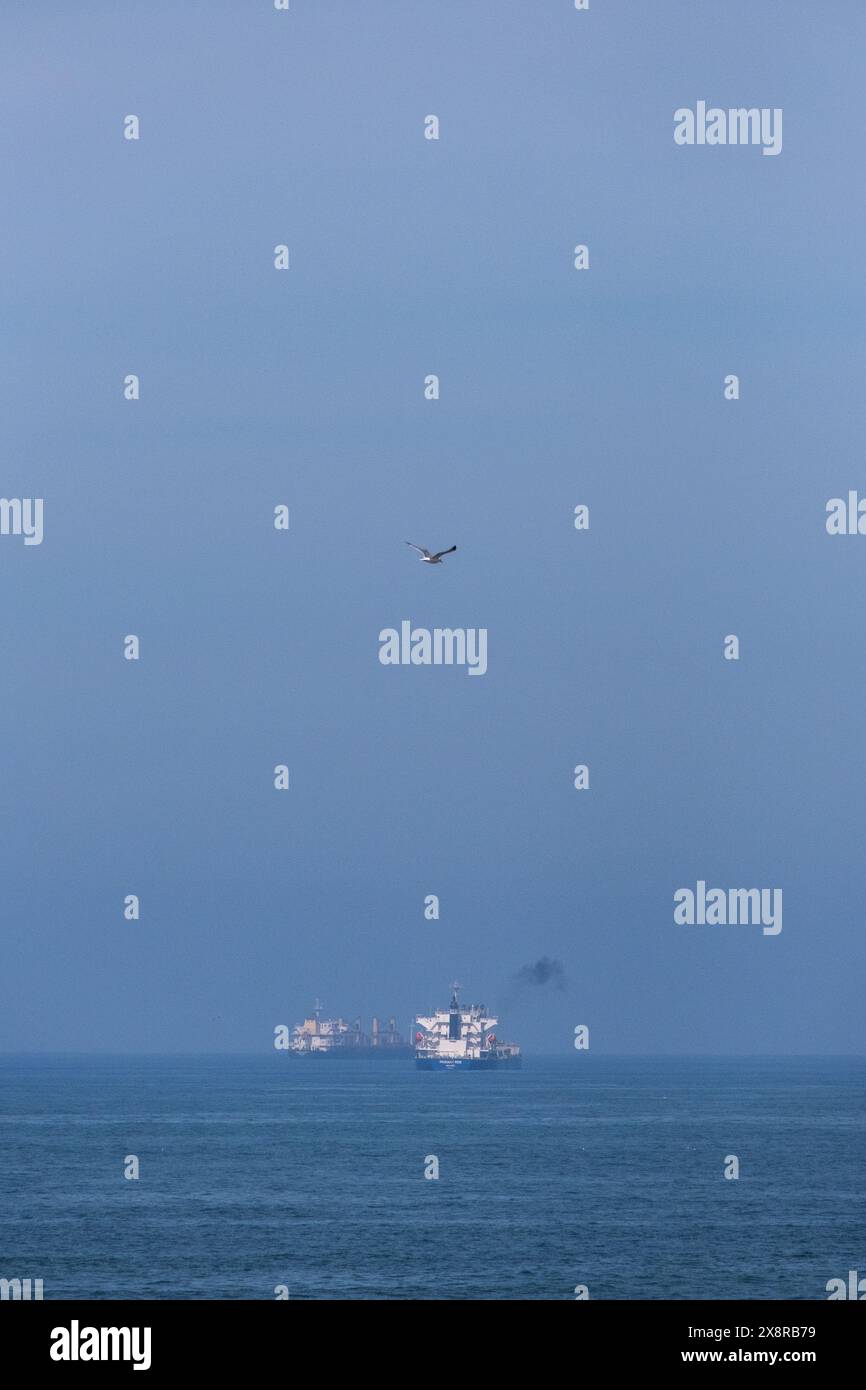 Una nave merci che naviga nell'Oceano Atlantico nei pressi del porto di Casablanca a Casablanca, Grand Casablanca, Marocco, il 5 ottobre 2023. La vasta distesa Foto Stock