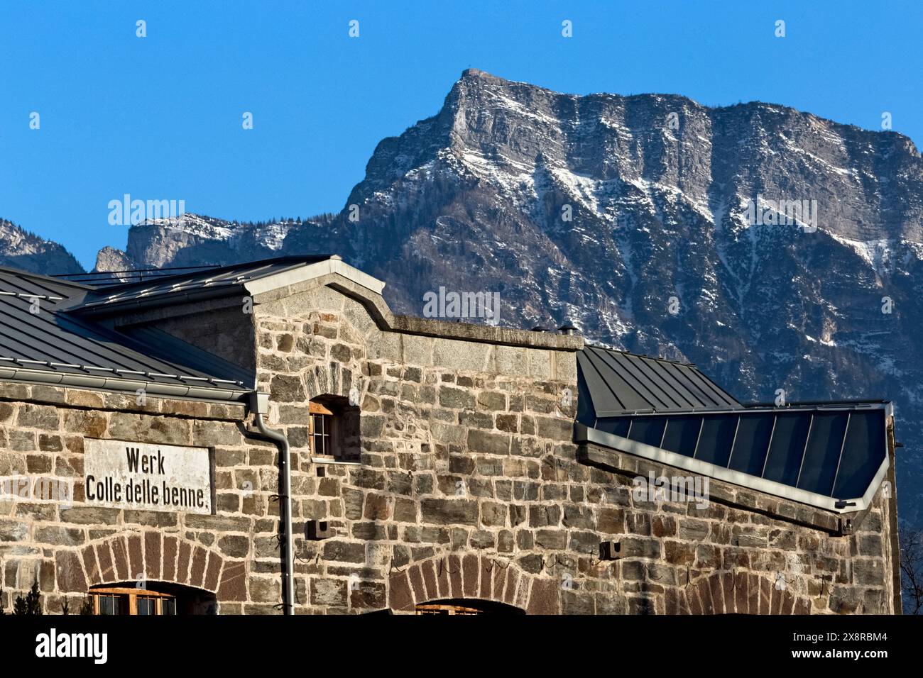 Forte Colle delle Benne: La facciata del forte asburgico e sullo sfondo la vetta della cima Vezzena. Levico Terme, Trentino, Italia. Foto Stock