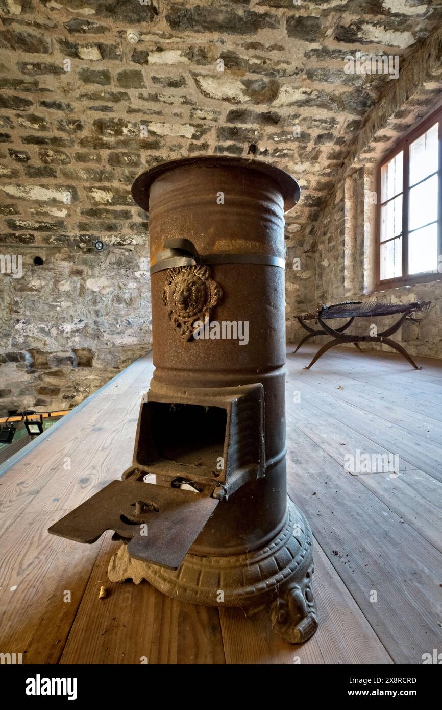 Fort Colle delle Benne: museo allestito con una stufa a legna della grande Guerra. Levico Terme, Trentino, Italia. Foto Stock