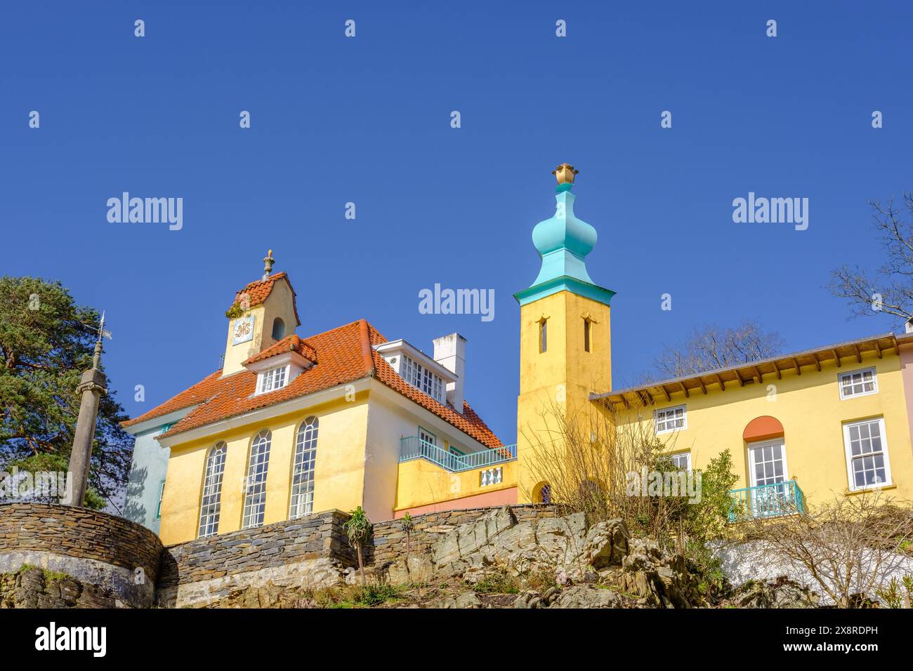 Scene del villaggio modello di Portmeirion nel Gwynedd, Galles del Nord. Foto Stock