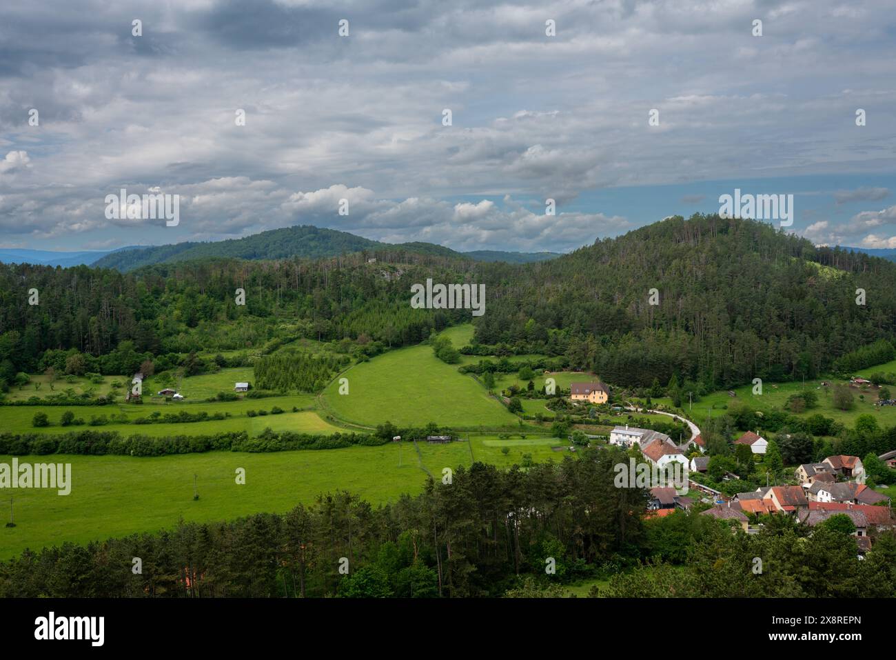 Guarda dal castello di rabí verso ovest verso la collina di Lišná, con le rovine della cappella di tutti i Santi. La foresta boema (collina di Svatobor) è in lontananza all'orizzonte. Foto Stock