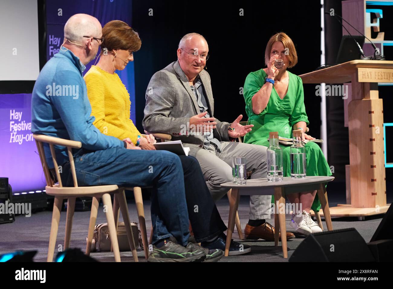 Hay Festival, Hay on Wye, Powys, Galles, Regno Unito – lunedì 27 maggio 2024 – Dave Throup ( tuta grigia ) Ex Agenzia dell'ambiente colloqui di esperti in materia di inondazioni in un evento che discute del cambiamento climatico e della produzione alimentare - foto Steven May / Alamy Live News Foto Stock