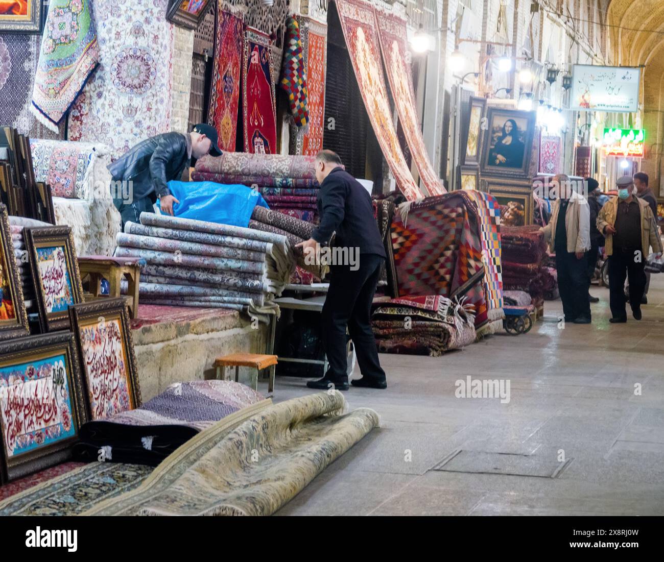 Shiraz, Iran - 31 dicembre 2022: Iran sconosciuto. Bazar orientale in galleria antica. Ma prestate attenzione alla riproduzione di Gioconda accanto alla famosa persi Foto Stock