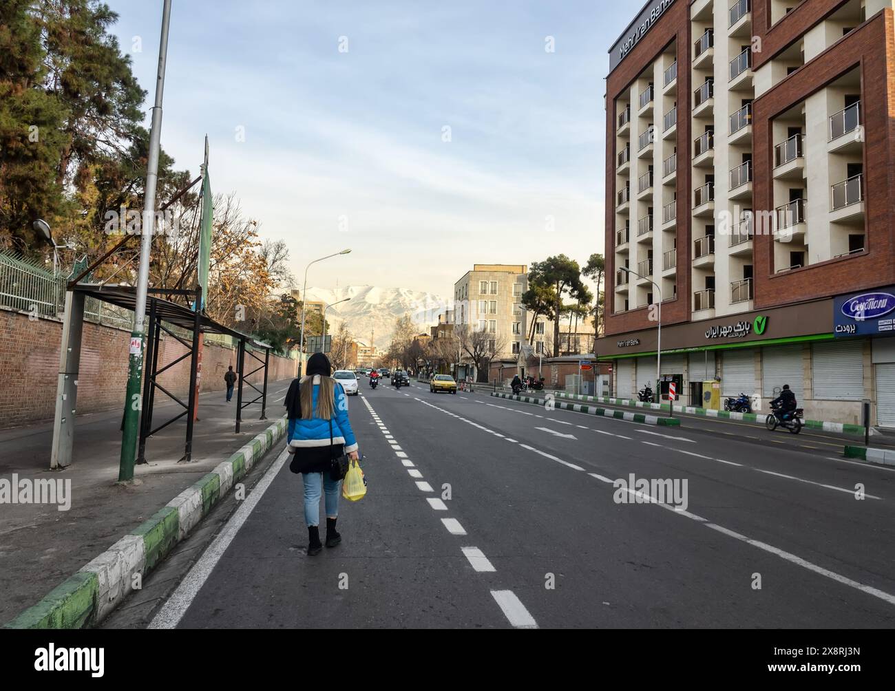 Teheran, Iran - 14 gennaio 2023: Una strada che si affaccia sulle montagne vicino all'ambasciata americana Foto Stock