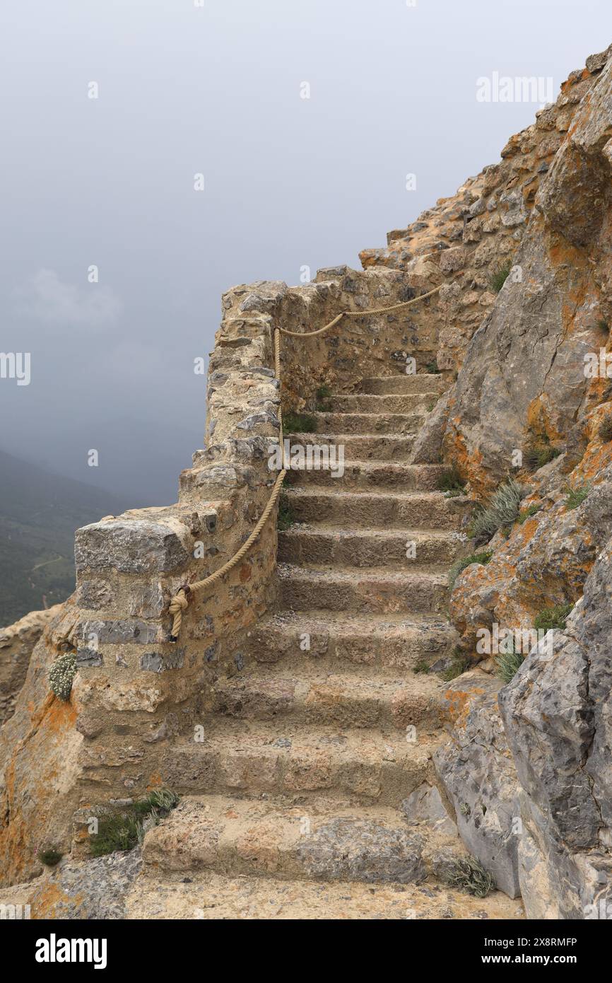 Gradini che portano al castello di Queribus, un castello che rovina il dipartimento di Aude, nel sud della Francia Foto Stock