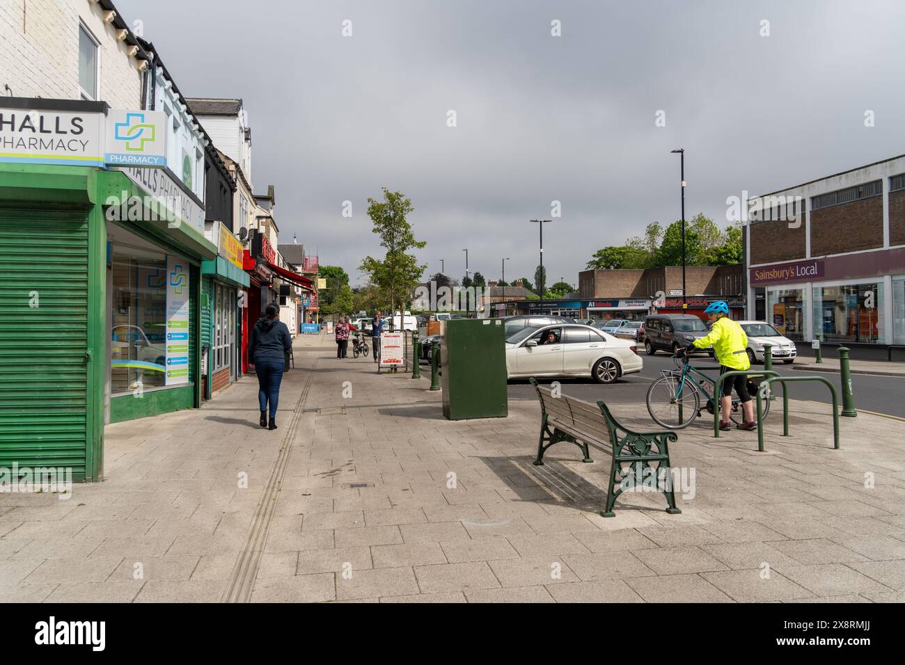 Forest Hall, North Tyneside, Regno Unito. Gente nei negozi locali su Station Road North. Shopping locale ed economico. Foto Stock