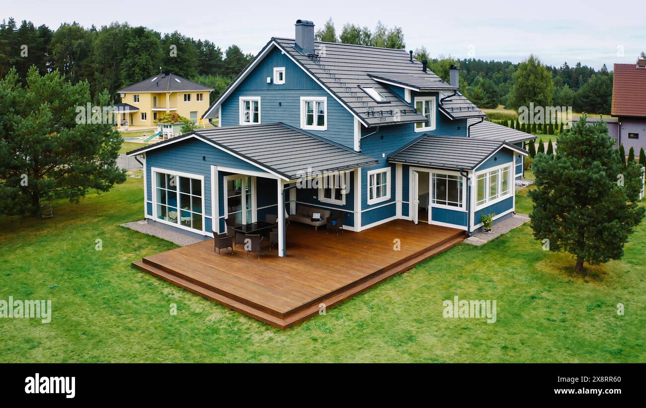 Casa di campagna privata in una posizione panoramica in campagna durante una splendida giornata estiva con cielo blu. Paesaggio della casa di famiglia suburbana. Scatto ad angolo alto. Foto Stock