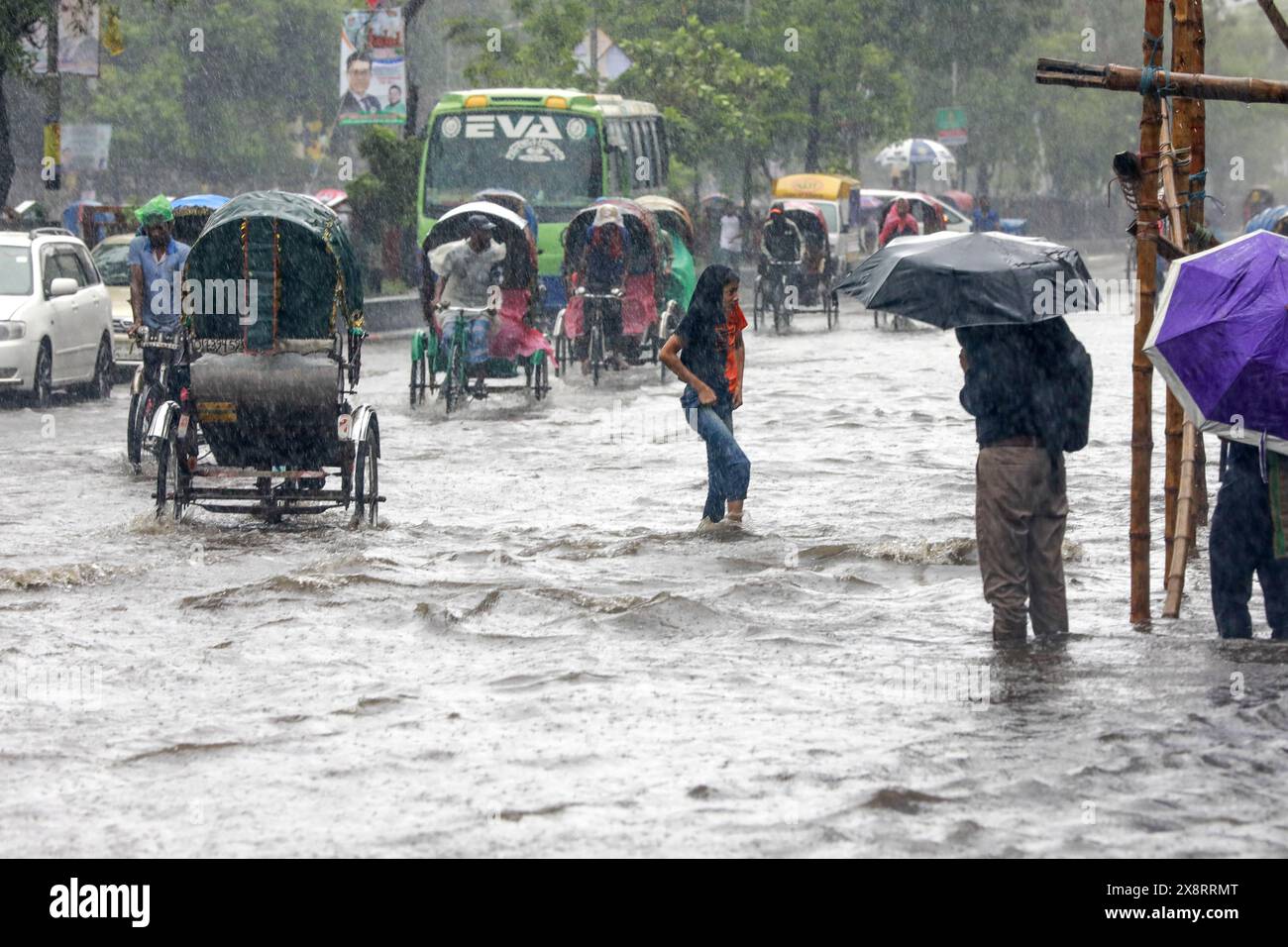 I pendolari soffrono durante le forti piogge causate dal ciclone "Remal" a Dacca, Bangladesh. 27 maggio 2024. I frequentatori di uffici e le persone a basso reddito nella capitale Dhaka devono affrontare problemi a causa del ciclone Remal indotto piogge che ha iniziato la mattina presto il lunedì. Le incessanti precipitazioni aumentano a volte mentre diminuiscono a volte, con conseguente incertezza del movimento popolare. Molte persone uscivano dalle loro case per andare al lavoro, ma non c'era abbastanza trasporto pubblico. Foto di Suvra Kanti Das/ABACAPRESS. COM credito: Abaca Press/Alamy Live News Foto Stock