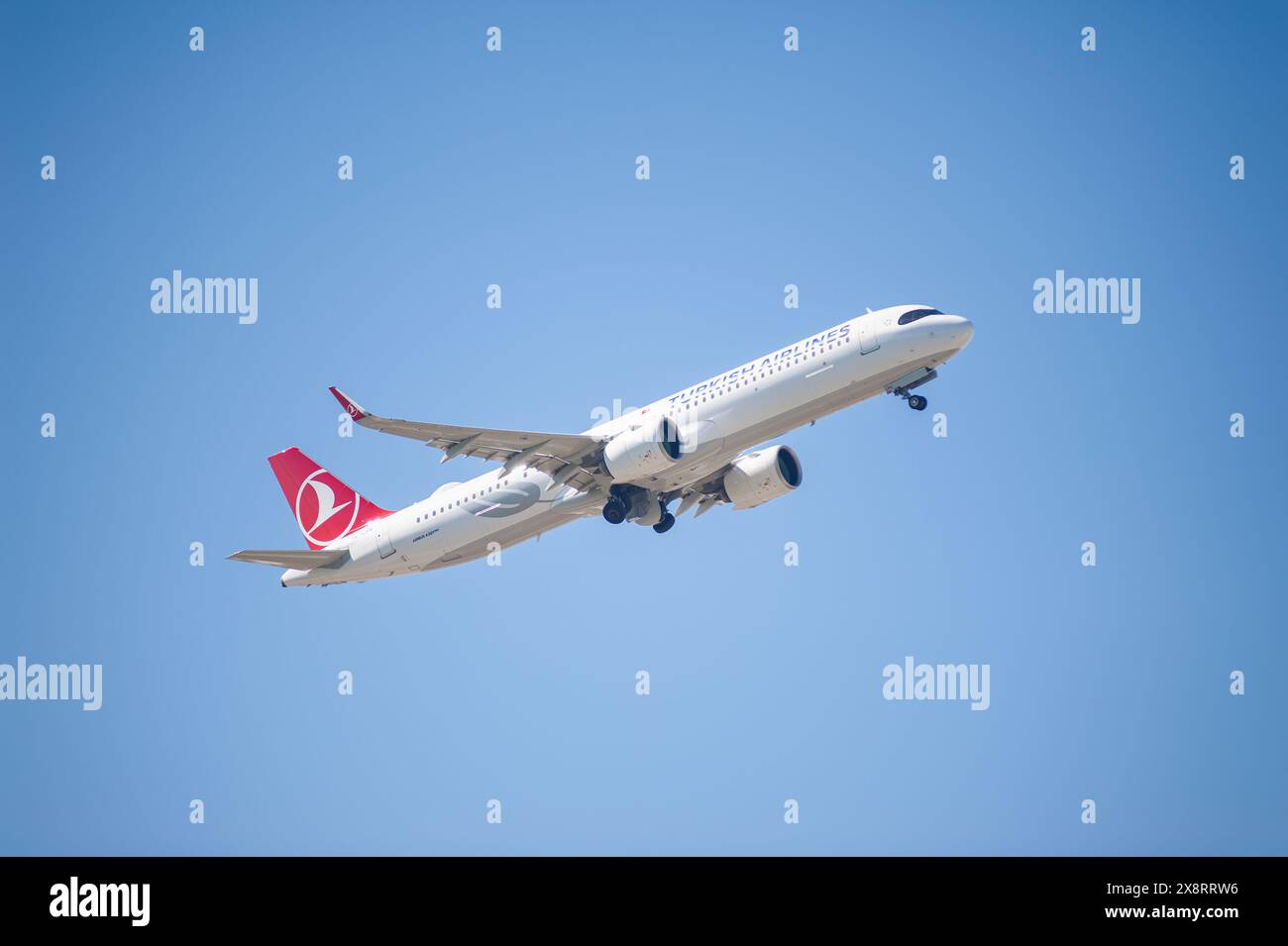 13.05.2024, Berlino, Germania, Europa - Un Airbus A321-271 Neo Turkish Airlines con registrazione TC-LPA decolla dall'aeroporto di Berlino. Foto Stock