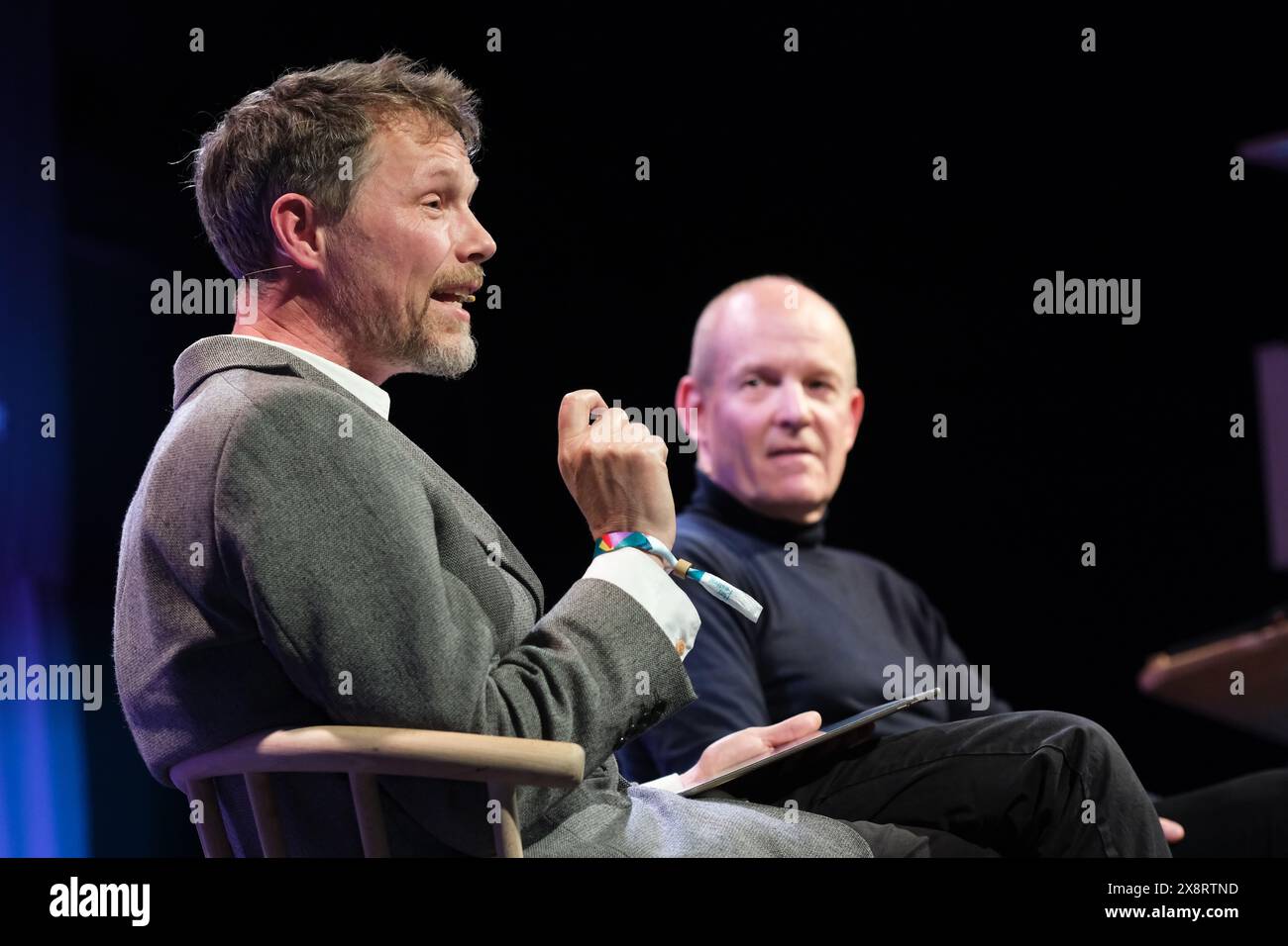 Hay Festival, Hay on Wye, Powys, Galles, Regno Unito – lunedì 27 maggio 2024 – Leo Murray ( primo piano ) e Andrew Simms parlano del loro libro Badvertising - Photo Steven May / Alamy Live News Foto Stock