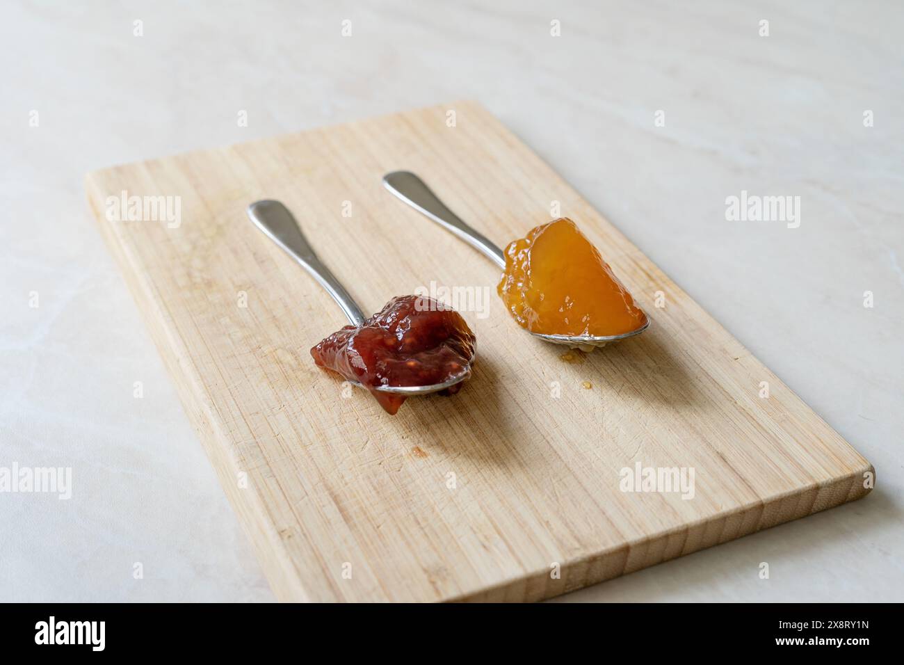 Frutta spalmabile con mango, lampone, melograno e ananas sul cucchiaio. Pronti a mangiare. Foto Stock