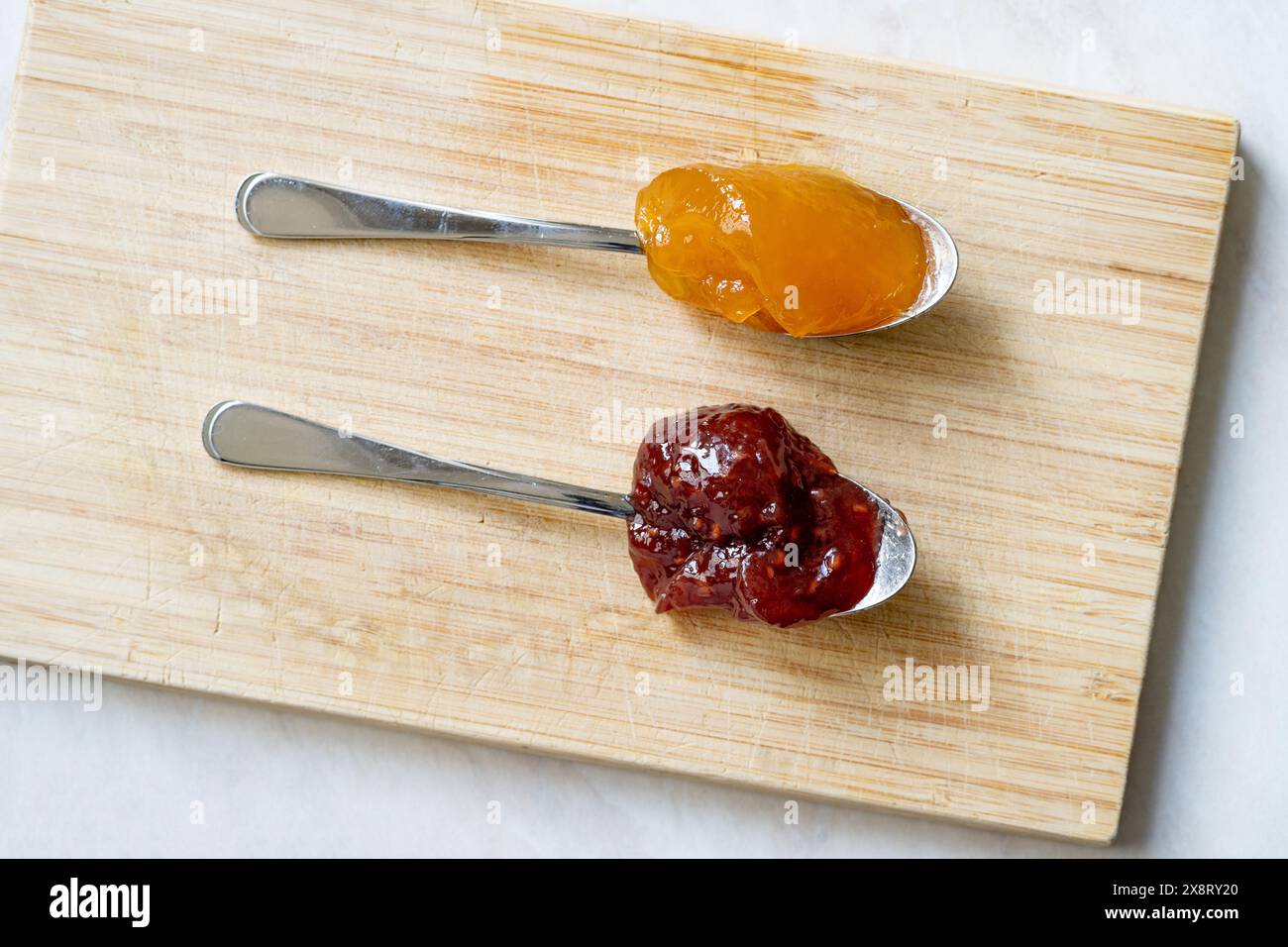 Frutta spalmabile con mango, lampone, melograno e ananas sul cucchiaio. Pronti a mangiare. Foto Stock