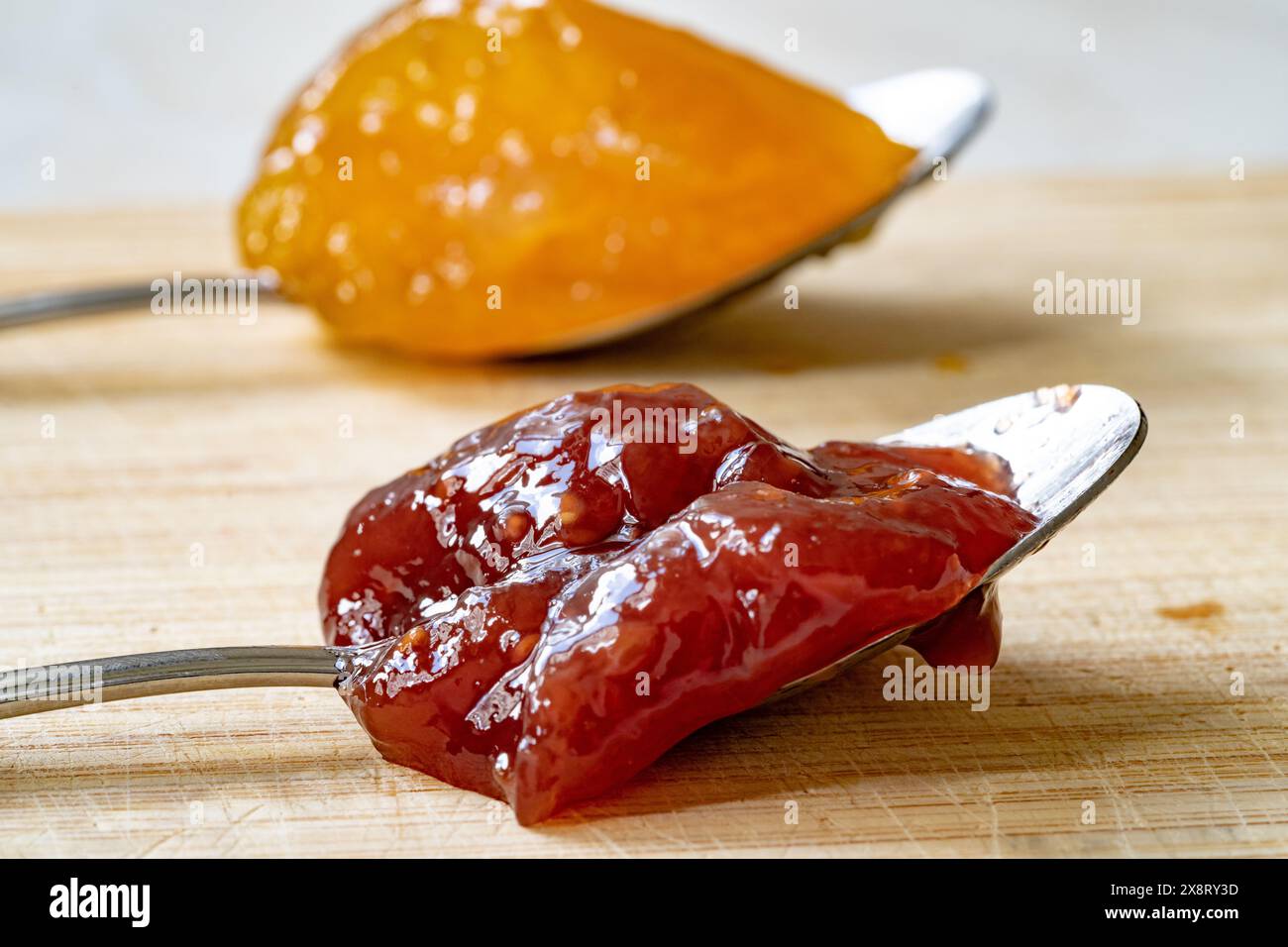 Frutta spalmabile con mango, lampone, melograno e ananas sul cucchiaio. Pronti a mangiare. Foto Stock