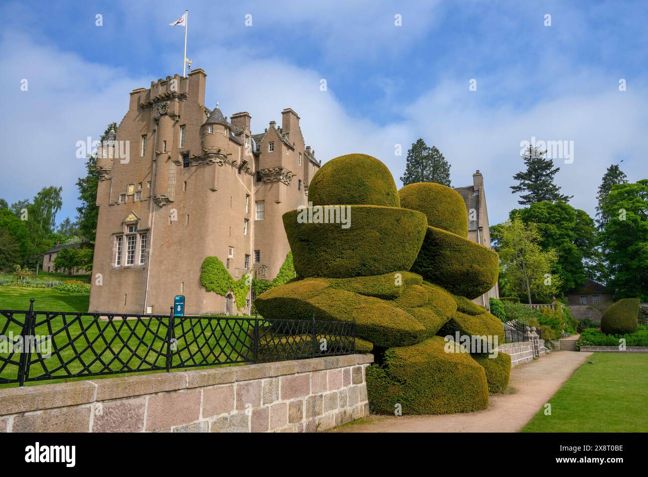 Castello e giardini di Crathes, Banchory, Deeside, Aberdeenshire, Scozia, REGNO UNITO. Foto Stock