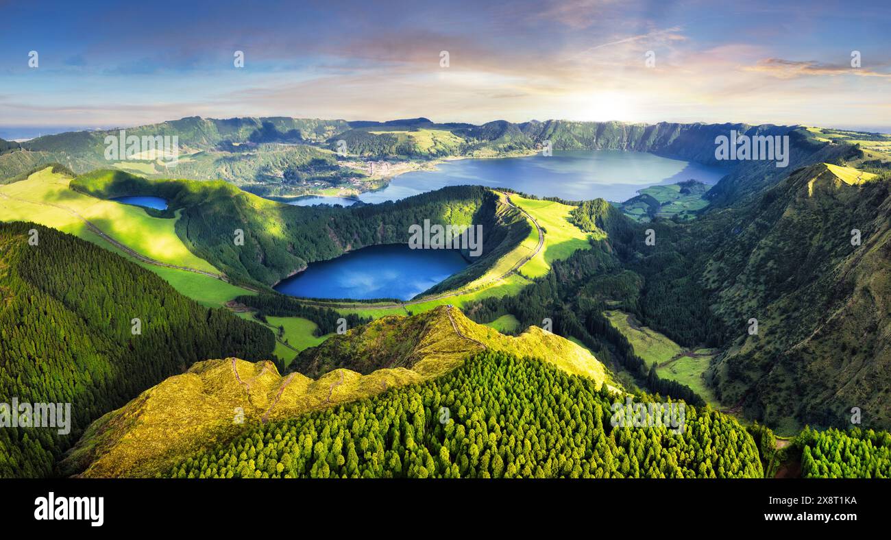 Azzorre al tramonto - bellissimo lago, baldacchino e montagna di Sete Cidades dal drone, Portogallo Europa Foto Stock