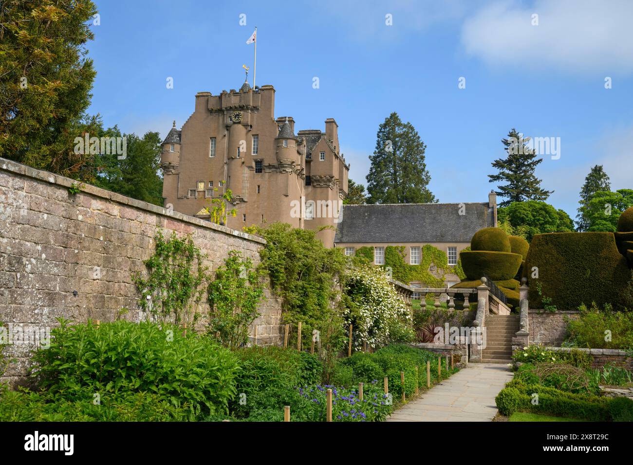 Castello e giardini di Crathes, Banchory, Deeside, Aberdeenshire, Scozia, REGNO UNITO. Foto Stock