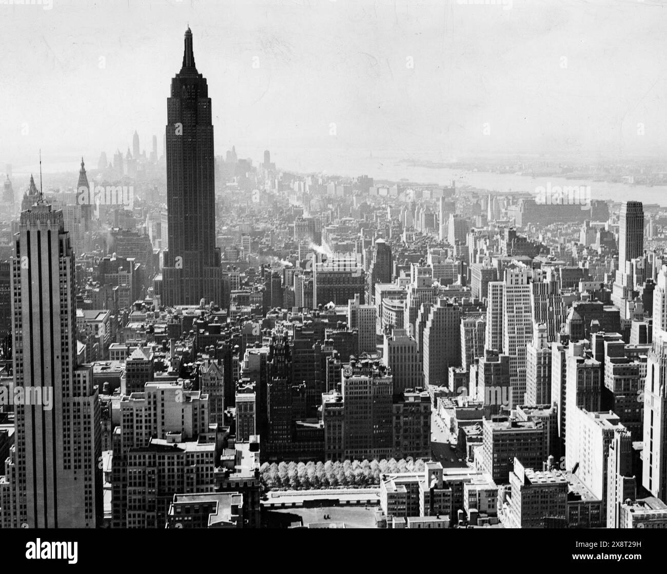 Vista aerea dei grattacieli di New York City (Empire State Building) e degli edifici, guardando verso sud su Manhattan, 1945 Foto Stock