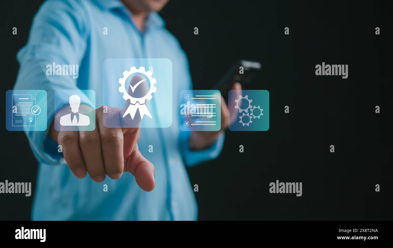 Man utilizza lo smartphone mostra il segno del servizio di alto livello il miglior controllo della qualità, standard, certificazione ISO e concetto di standardizzazione. garanzia Foto Stock